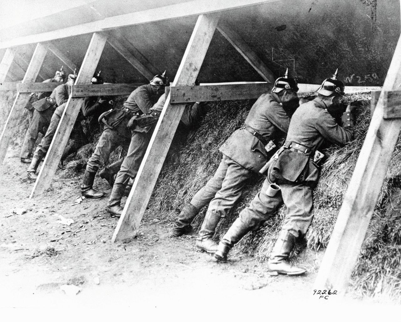 Duitse soldaten in hun loopgraven aan de Belgische grens.