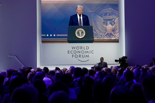 Deelnemers van het World Economisch Forum in Davos luisteren begin 2025 naar een online gehouden speech van de Amerikaanse president Donals Trump. 