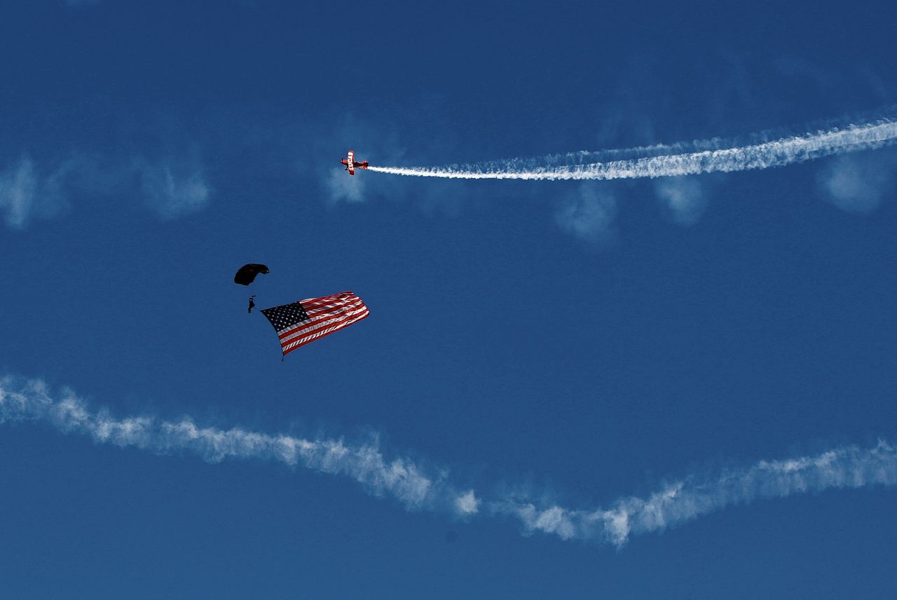 Een parachutist van de U.S. Special Operations Command tijdens een vliegshow in Brunswick, Maine.