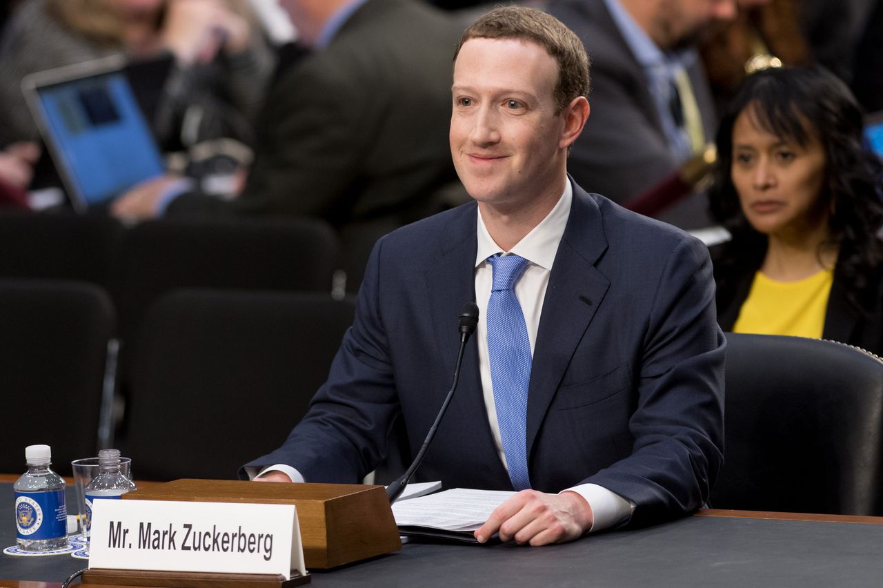 Een gespannen Mark Zuckerberg verscheen dinsdag in pak voor een Amerikaanse Senaatscommissie om uitleg te geven over privacyschendingen door Facebook en Cambridge Analytica.