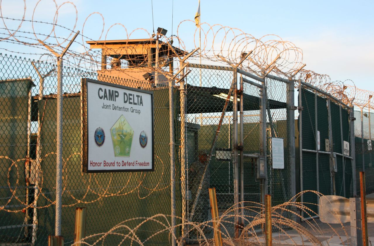 Een ingang van het omstreden Amerikaanse gevangenenkamp Guantanámo Bay op Cuba.