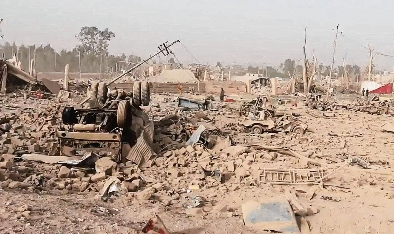 Hawija, Noord-Irak, na het bombardement van juni 2015 op een wapenopslag van IS. Still uit een film van het persbureau van IS.