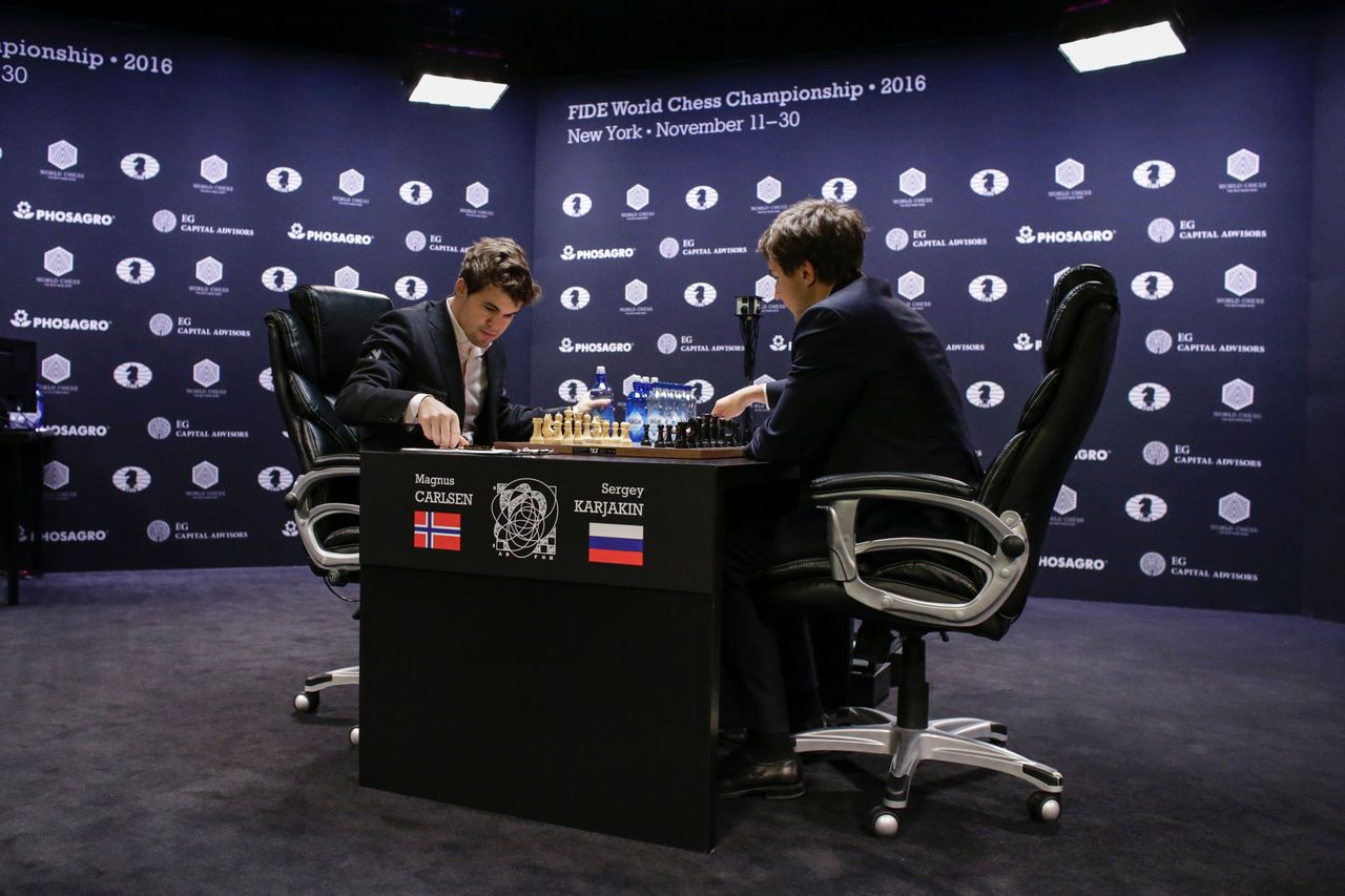 Magnus Carlsen en Sergej Karjakin kwamen maandag wederom niet verder dan remise.