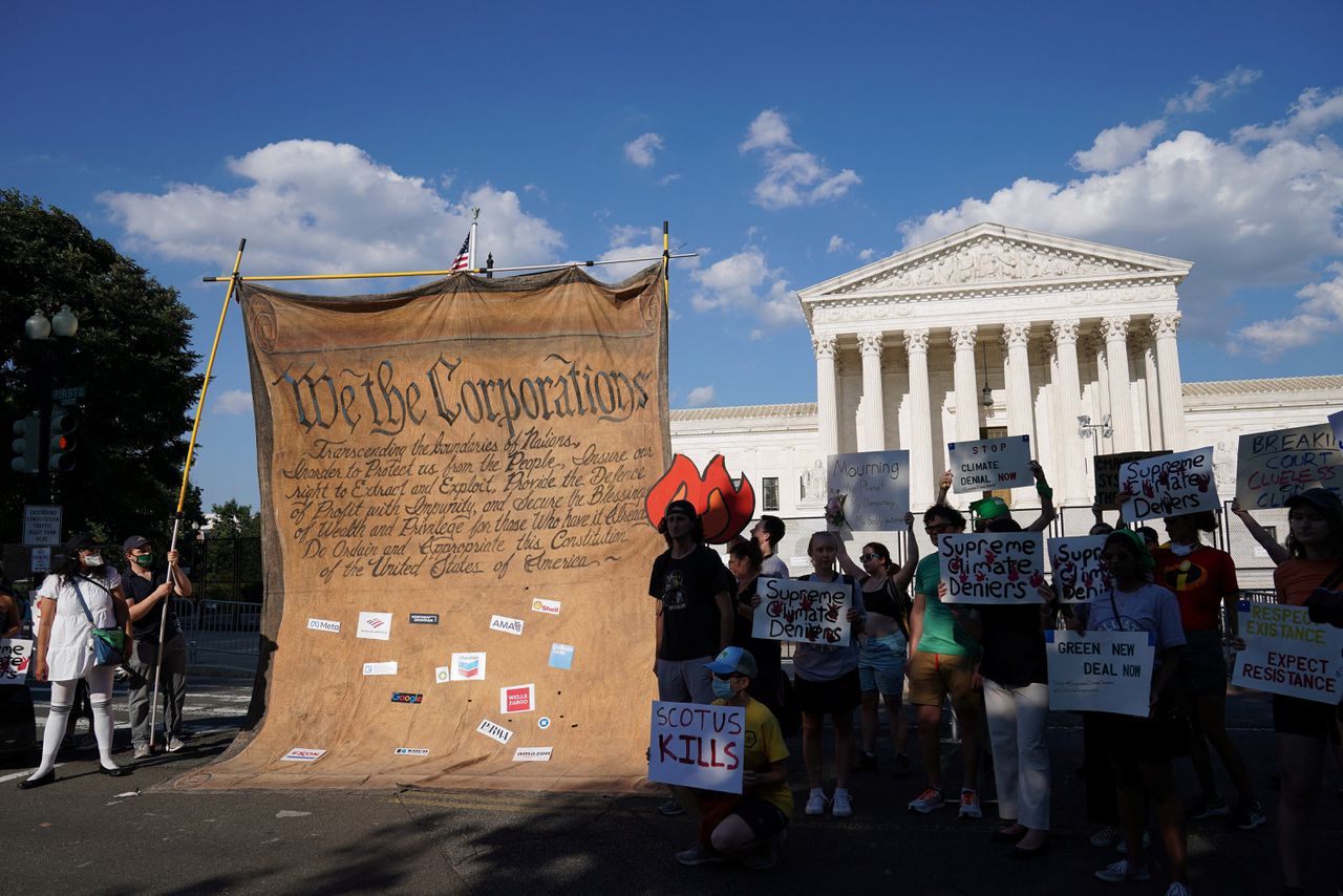 Klimaatactivisten demonstreren donderdag bij het Amerikaanse Hooggerechtshof in Washington na de uitspraak bij een zaak rond bevoegdheden van het Environmental Protection Agency.