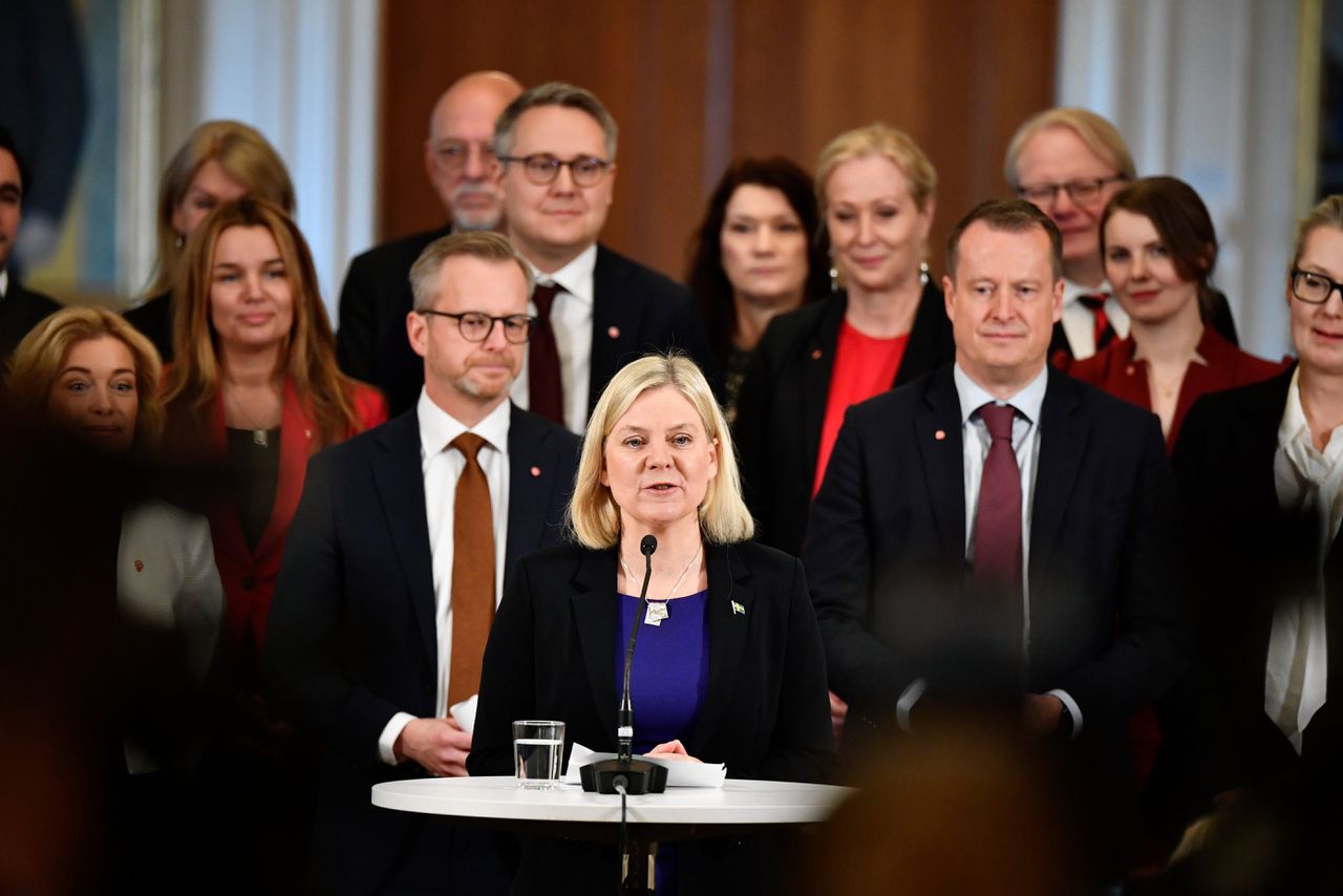De Zweedse premier Magdalena Andersson presenteert haar nieuwe kabinet tijdens een persconferentie na de regeringsverklaring in het Zweedse parlement.
