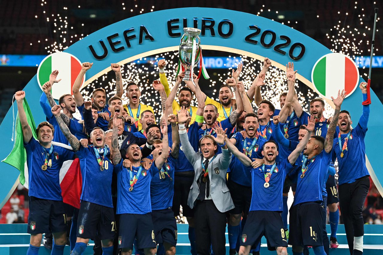 De Italiaanse ploeg viert zondagavond de overwinning bij het EK in het Wembley Stadion in London.