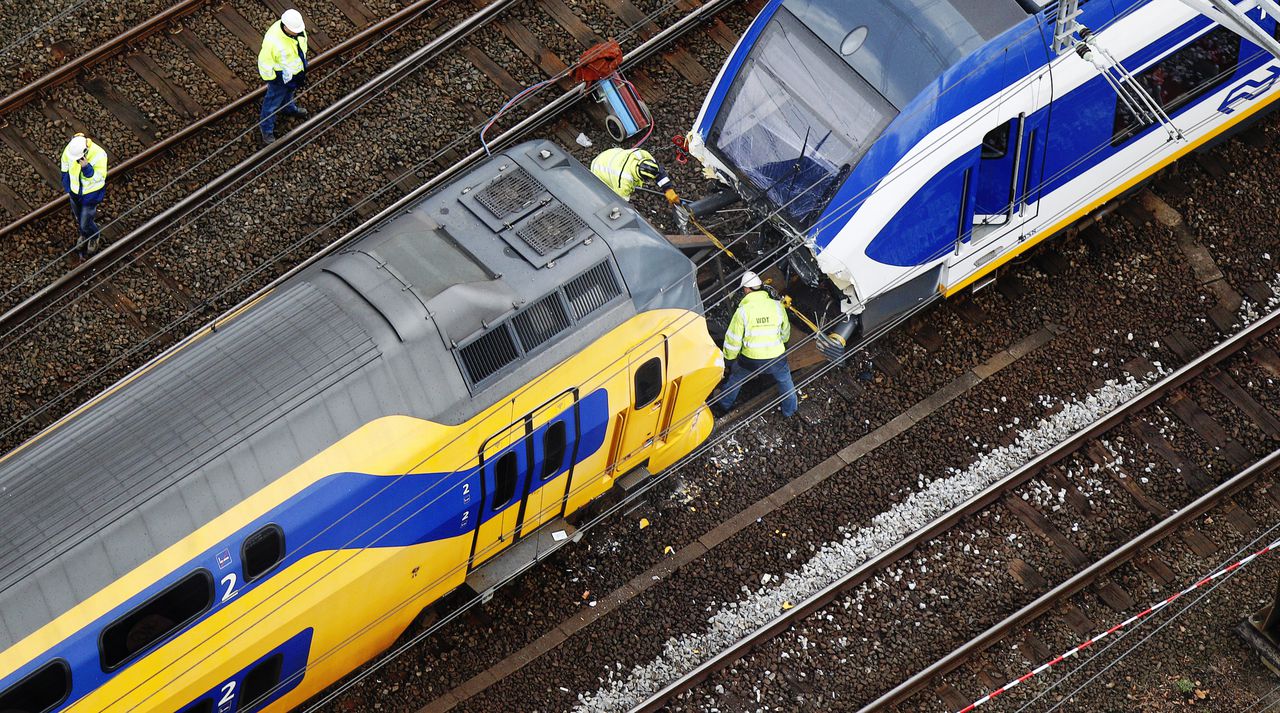 Op 21 april 2012 vielen er een dode en tientallen gewonden toen een machinist voor station Amsterdam Centraal een rood sein miste en met een andere trein in botsing kwam.