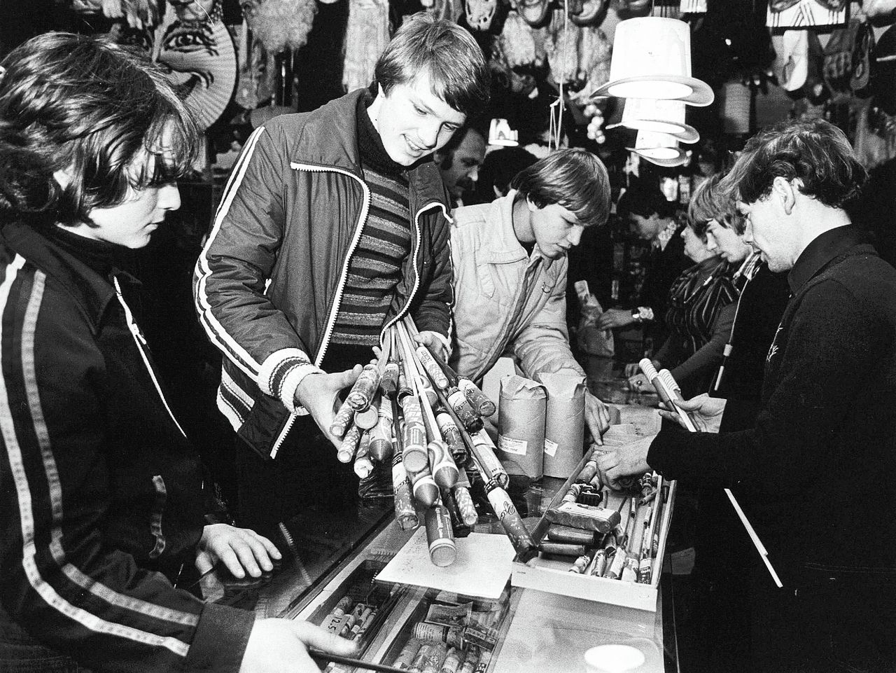 Jongens kopen vuurwerk, december 1978.