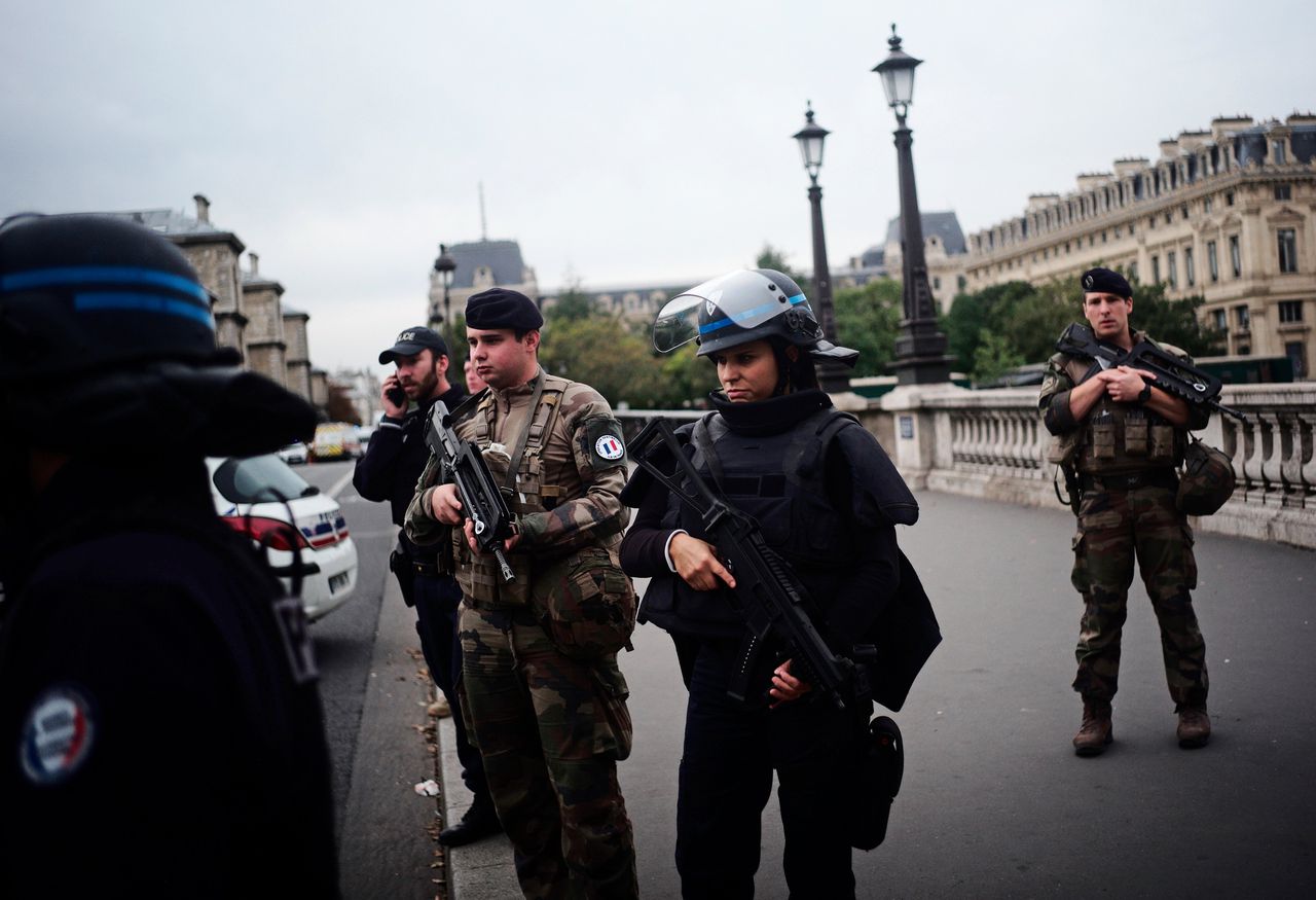 Franse agenten en militairen patrouilleren de straten van Parijs na de mesaanval donderdag.