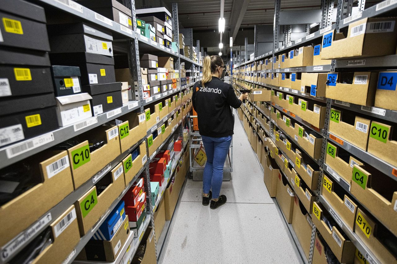 Bestellingen van online klanten worden bijeengezocht in een distributiecentrum van Zalando in het Duitse Erfurt.
