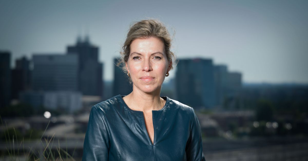 Gevangenen met enkelband overdag naar het werk en veroordeelden mogelijk eerder vrij: zo wil staatssecretaris Van Bruggen het cellentekort oplossen