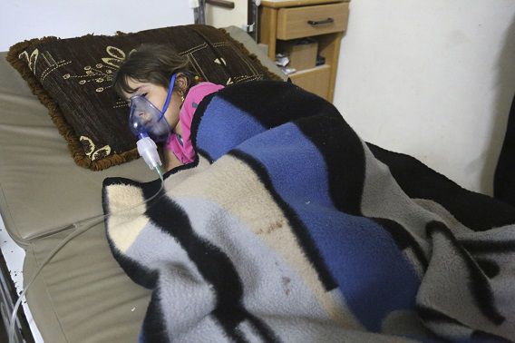 Een meisje wordt behandeld in een geïmproviseerd ziekenhuis in het dorp Kfar Zeita in Hama, 22 mei. Volgens activisten is zij, net als andere slachtoffers, getroffen door een chlooraanval.