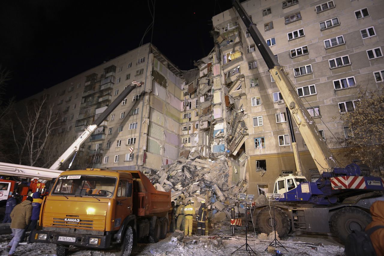 IJzig graf voor zeker acht mensen onder het beton 