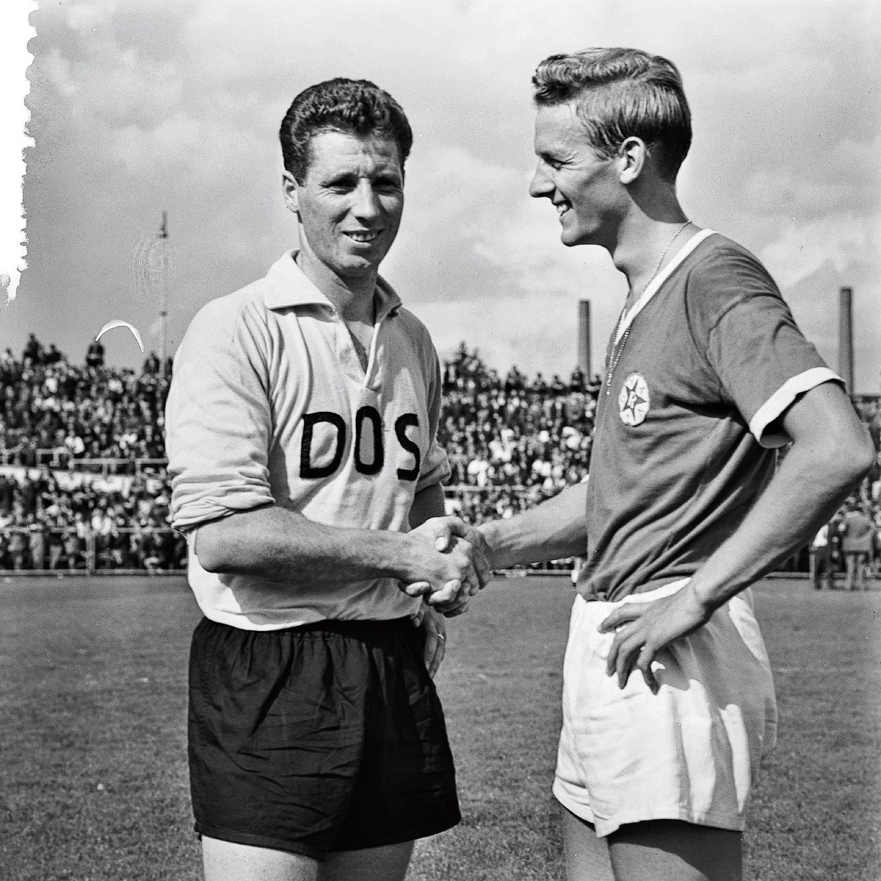 Tonny van der Linden (links) met Klaas Nuninga voor de wedstrijd DOS-GVAV in september 1963. DOS won met 2-1.