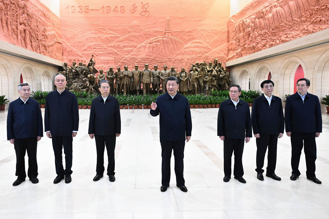 De Chinese president Xi Jinping, te midden van het Politburo van de Chinese communistische partij, afgelopen maand in de noordwestelijk gelegen Chinese stad Yan’an. Foto Yan Yan/Xinhua/AP