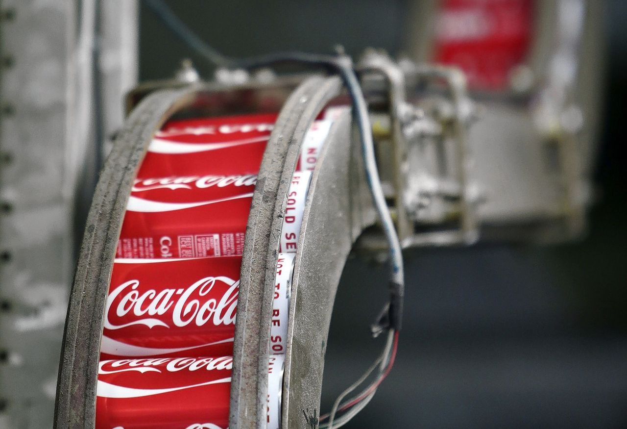 Blikjes voor Coca-Cola, in 2013 geproduceerd door het toenmalige bedrijf Rexam, dat drie jaar later zou opgaan in Ball, de grootste drankblikjesfabrikant ter wereld.