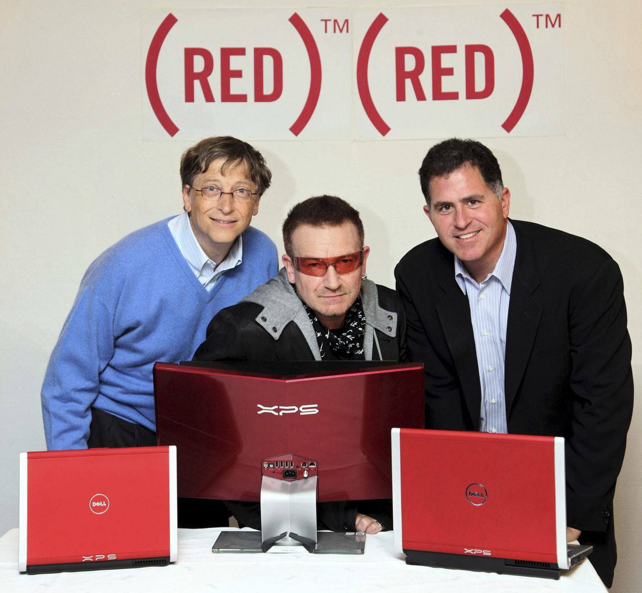 Bill Gates van Microsoft (links), Bono van U2 en Michael Dell met het merk ‘red’ van Bono: de winst is voor het goede doel. Foto Reuters U2 singer Bono (C), co-founder of Product Red computer, Bill Gates (L), founder and chairman of Microsoft Corp, and Michael Dell, founder and chairman of Dell Inc, pose at the World Economic Forum in Davos January 24, 2008. Dell and Microsoft are teaming up to release (Red), donating up to $80 for every one sold to fund AIDS-fighting drugs in Africa. Dell will start selling two (Red) laptops and one desktop running Microsoft Windows Vista on January 25, 2008. The two companies will donate $50 for a laptop and $80 for a desktop to the Global Fund, which finances health programs in Africa. REUTERS/Remy Steinegger/Microsoft/Handout (SWITZERLAND). EDITORIAL USE ONLY. NOT FOR SALE FOR MARKETING OR ADVERTISING CAMPAIGNS. NO ARCHIVES. NO SALES.