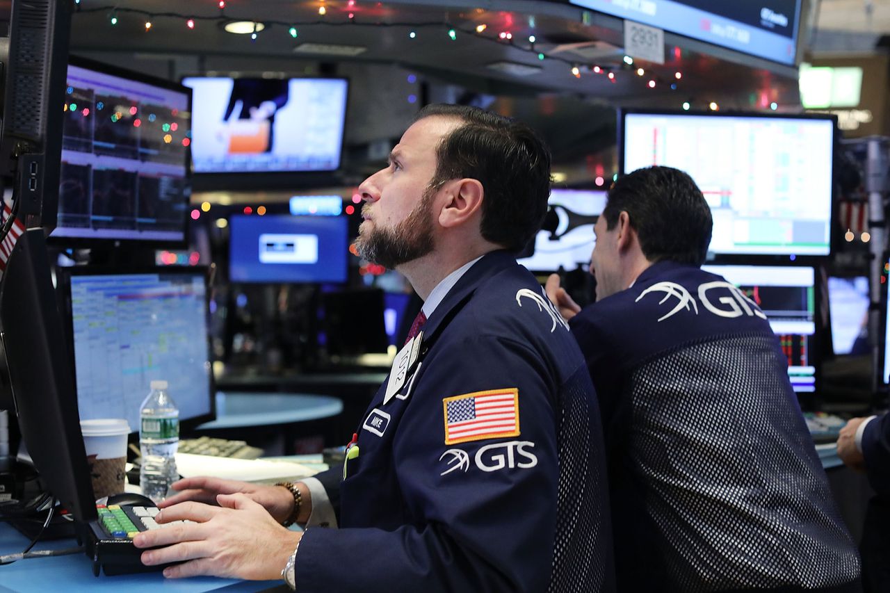Handelaren zien toe hoe de Dow de 20.000 punten nadert.
