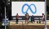 Bezoekers maken foto’s van het nieuwe logo en de nieuwe naam ‘Meta’ bij het hoofdkwartier van Facebook in Californië. De Tweede Kamer is verdeeld over de stap van het techbedrijf om te stoppen met moderatie. 