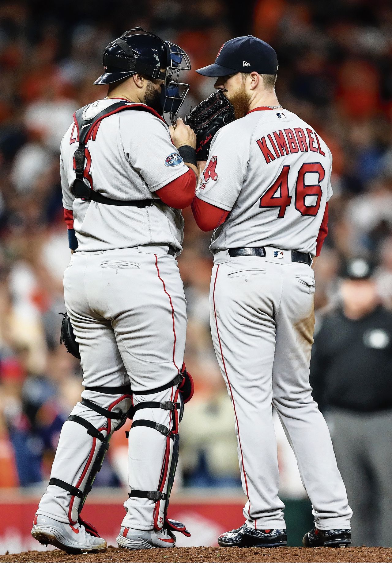 Red Sox-pitcher Craig Kimbrel en catcher Sandy Léon overleggen ‘in het geheim’ met elkaar.