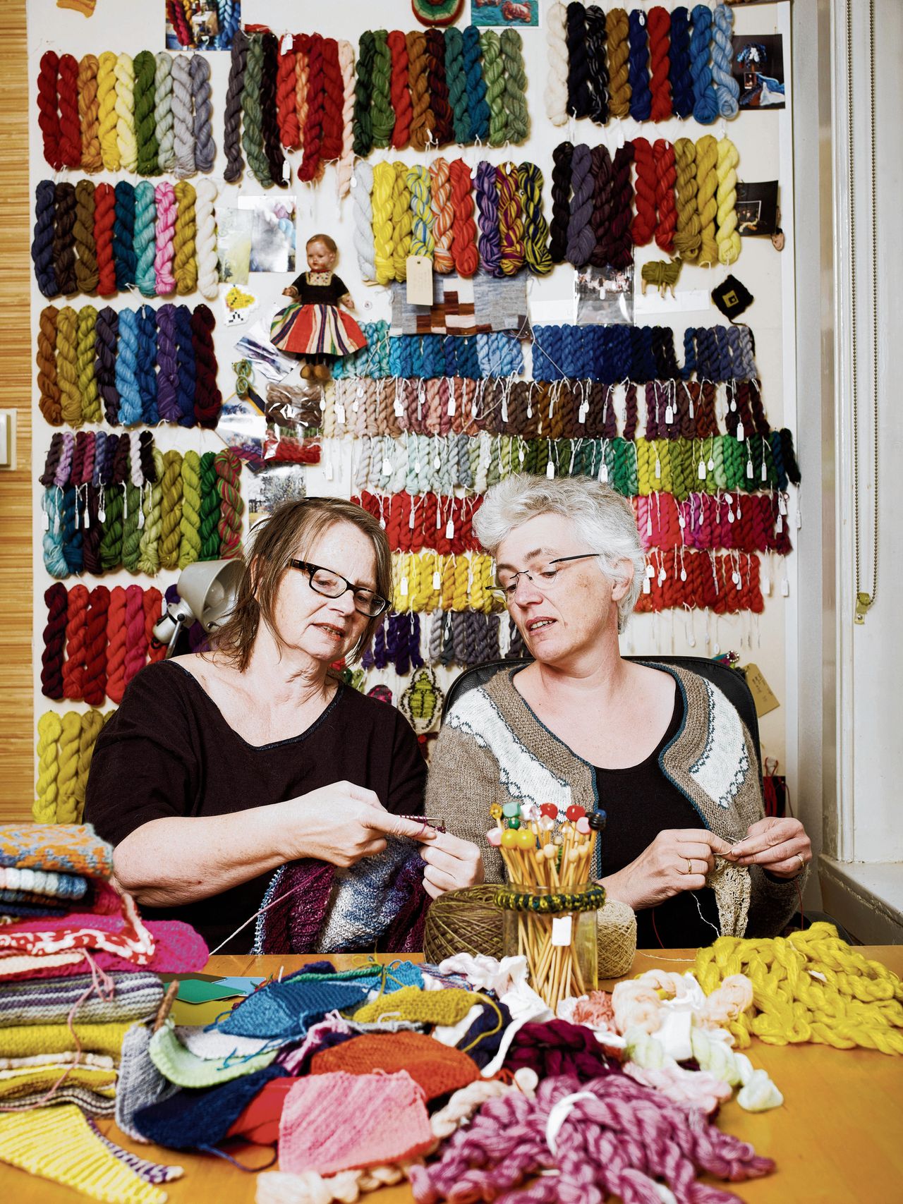 Loret Karman (links) laat Rita Huijink zien hoe je met garen met kleurverloop motieven kunt breien. ‘Planned pooling’ heet die techniek.