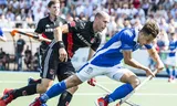 Jasper Luijkx (Kampong) met Justin Reid-Ross (Amsterdam) tijdens de finale van de play-offs om de landstitel.