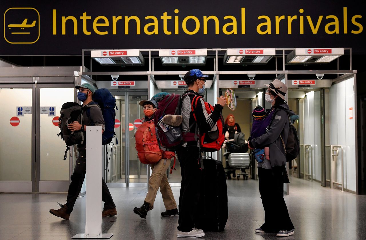 Vliegreizigers arriveren op Gatwick Airport, Gatwick, Verenigd Koningrijk.