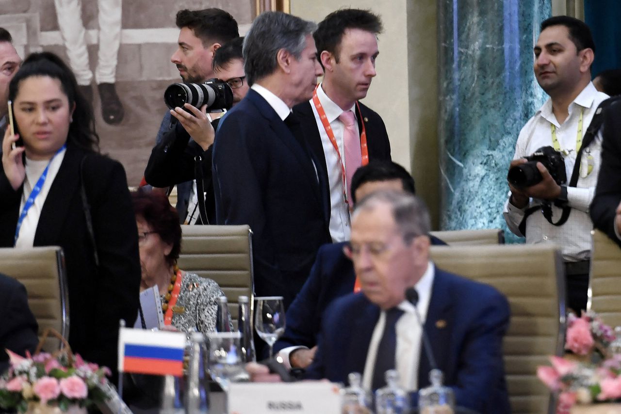 De Amerikaanse minister van Buitenlandse Zaken, Antony Blinken (boven in het midden), had bij de G20-bijeenkomst in New Delhi een korte ontmoeting met zijn Russische ambtgenoot Sergej Lavrov (onder).