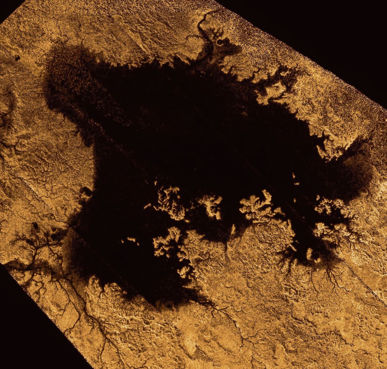 Zeeën op maan Titan zijn communicerende vaten