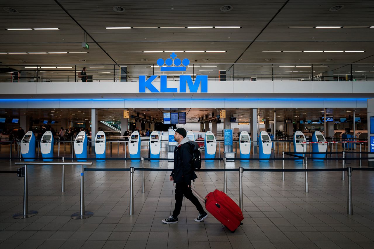 KLM vervoerde vorige maand 54 procent minder passagiers dan in maart 2019. Een groot deel van de vloot staat werkloos op Schiphol.