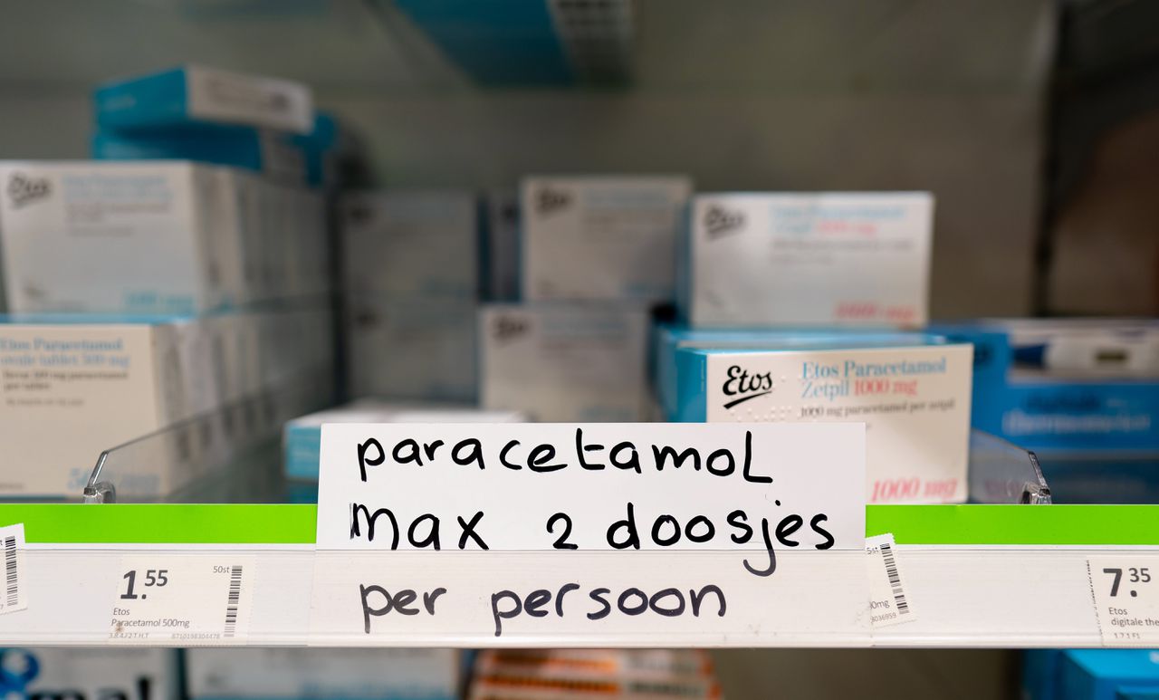 Aan het begin van de corona-epidemie was paracetamol een hamsterproduct. Drogisterijketen Etos blijft de pillen nu gewoon verkopen, ook al zijn ze mogelijk vervuild.