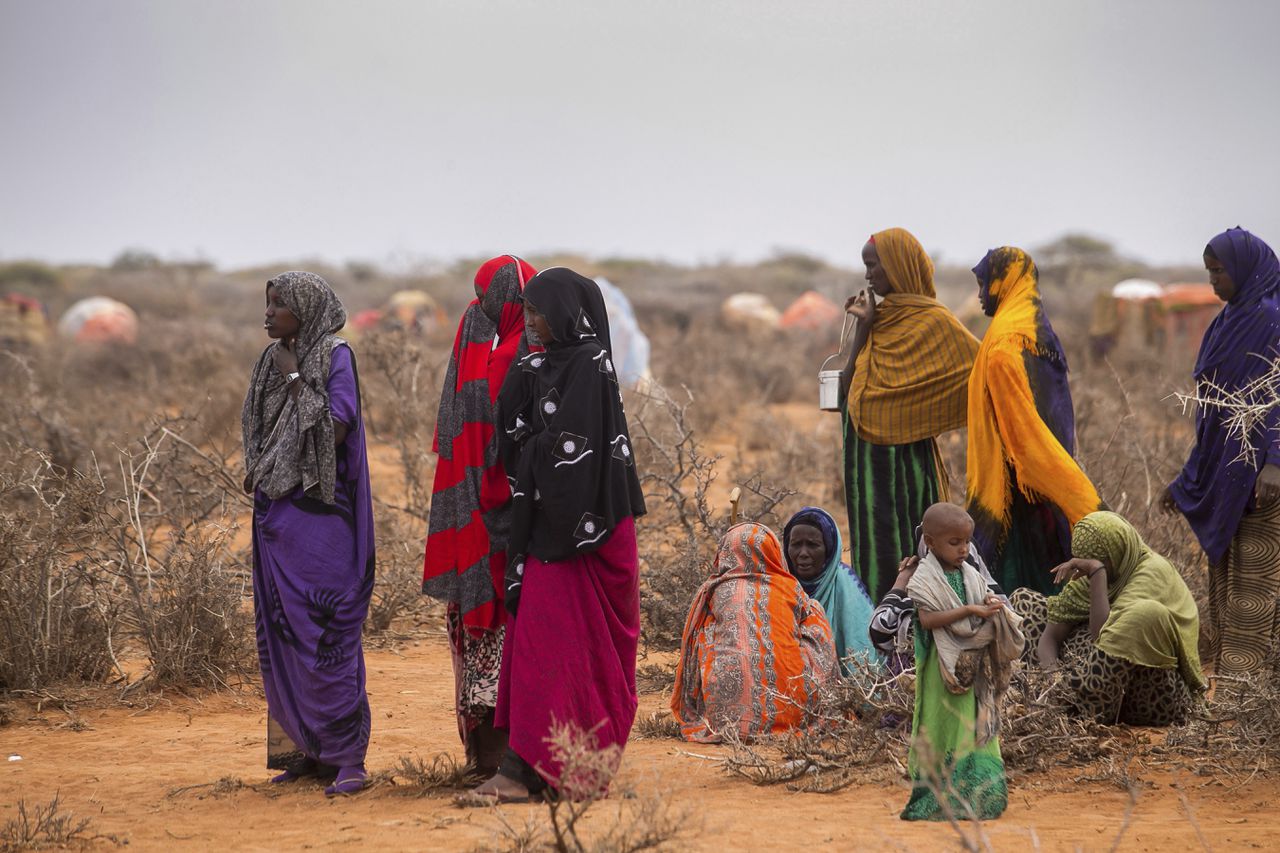Vrouwen in de rij bij een waterput in Ethiopië. Door aanhoudende droogte en weinig regenval is er een groot gebrek aan voedsel.