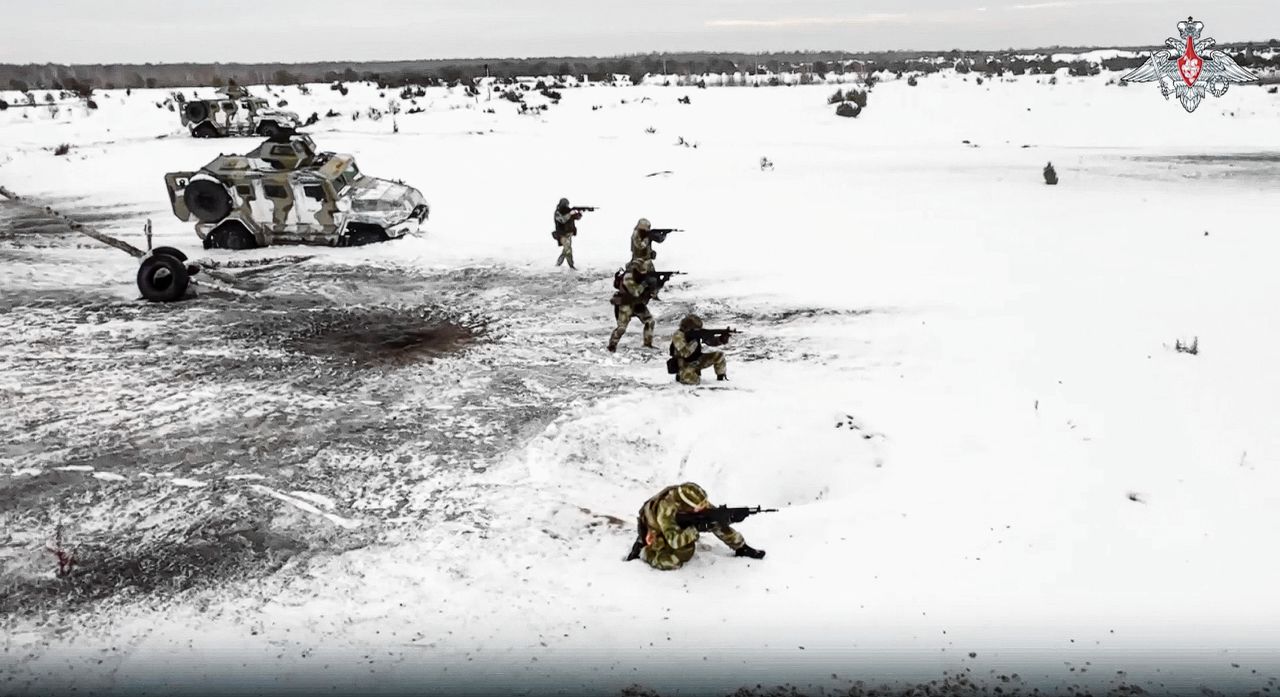 Een oefening van Russische militairen in Wit-Rusland, eind vorige maand. Het betreft een foto van Associated Press van videobeeld vrijgegeven door de persdienst van het Russische ministerie van Defensie.