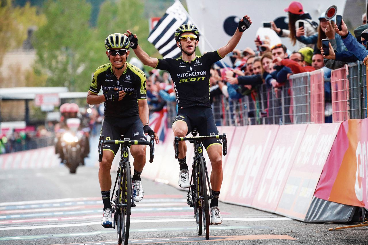 Simon Yates (rechts) pakt de roze leiderstrui in de Ronde van Italië, terwijl zijn Colombiaanse ploeggenoot Esteban Chaves de etappe naar de Etna wint.