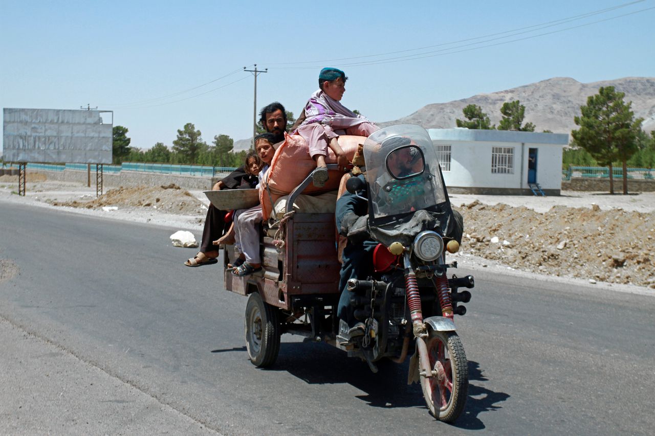 Een Afghaanse familie verlaat de westelijke stad Herat nadat daar gevechten tussen Afghaanse veiligheidstroepen en de Taliban uitbraken.