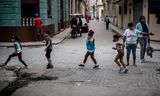 Schoolkinderen in Havana, Cuba, dragen een mondkapje tegen de verspreiding van het coronavirus.