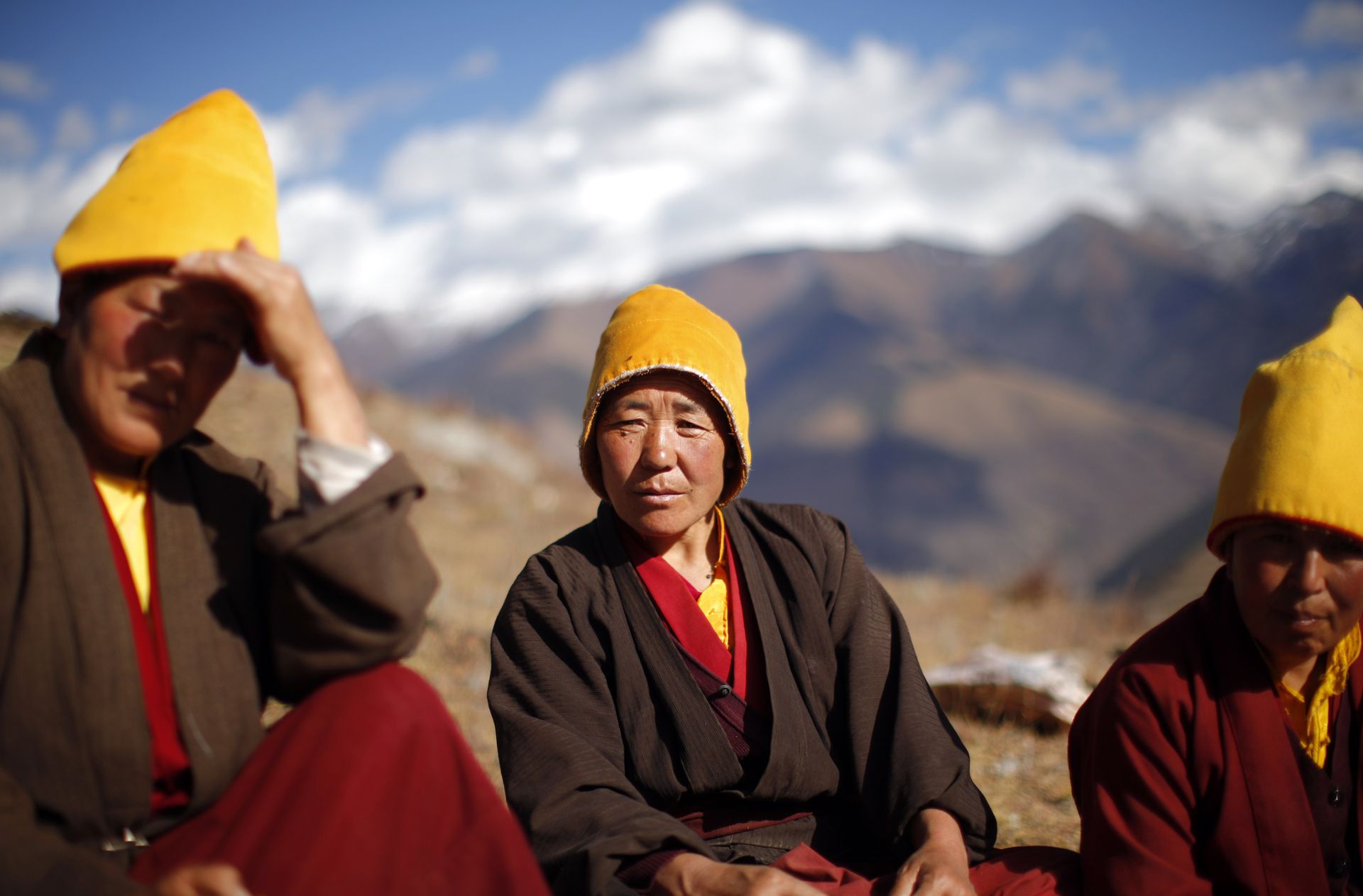 Тибетские горловые монахи. Тибет монахи. Тибетские монахини. Тибетские монах и монахиня. Горы буддийских монахов.