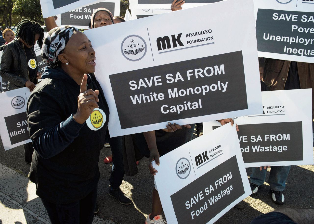 Zuma-aanhangers demonstreren eerder dit jaar met slogans, bedacht door het nu geschorste Britse communicatiebureau Bell Pottinger tegen ‘witte kapitalisten’.