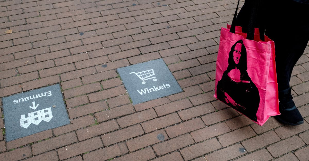 Nederland telt straks een half miljoen mensen met dementie, dus maak de bewegwijzering kraakhelder en omlijst die glazen deur met oranje, zegt de ‘dementiearchitect’