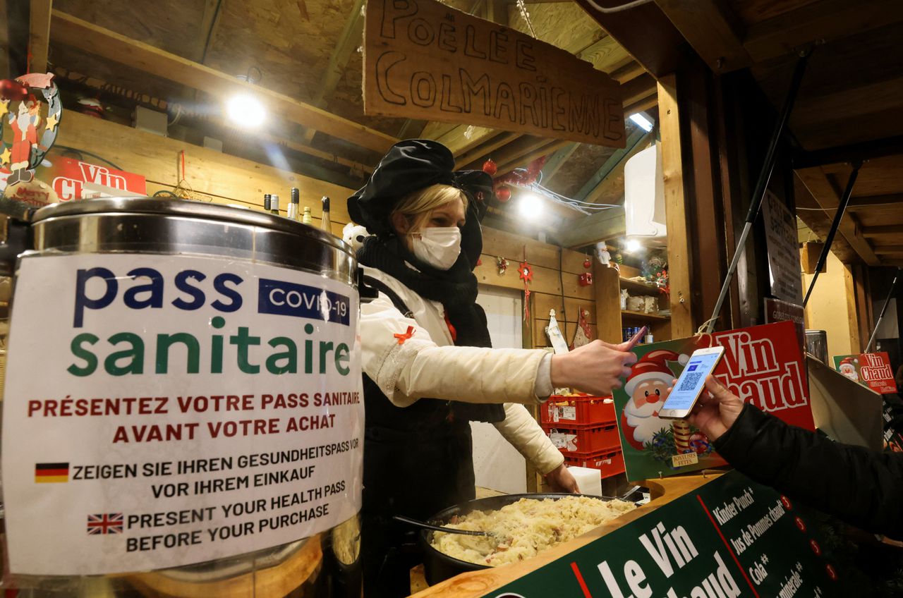 De 'pass sanitaire' van een bezoeker van een kerstmarkt in het Franse Colmar wordt gescand.