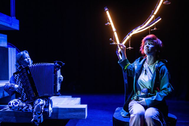 De verdwaalde Atman doet er in een gelaagde reis de hele voorstelling over om thuis te komen.