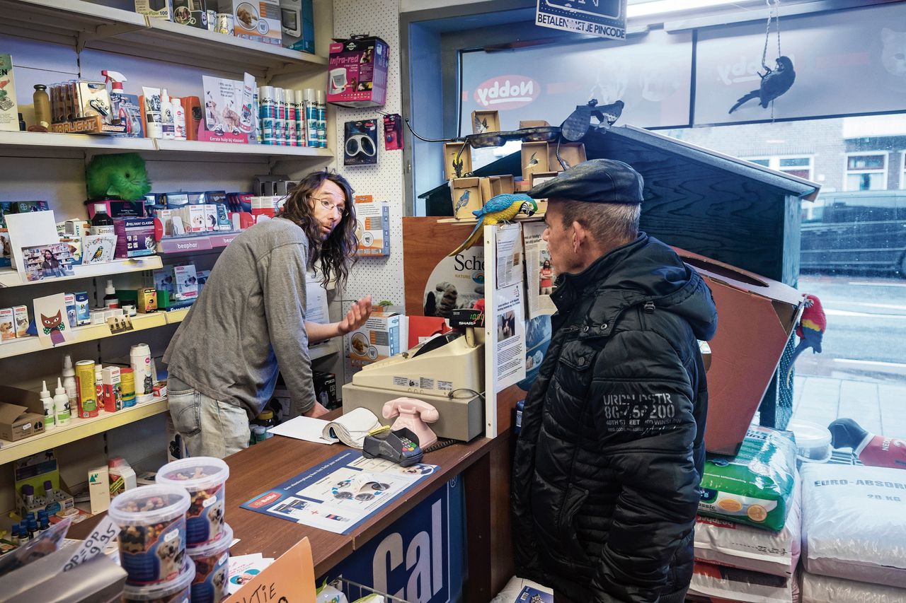 Dennis van den Burg (links), de niet zo zakelijke eigenaar van een dierenwinkel in Amsterdam-Noord, was een van de hoofdpersonen in de tv-documentaire Schuldig, over armoede.