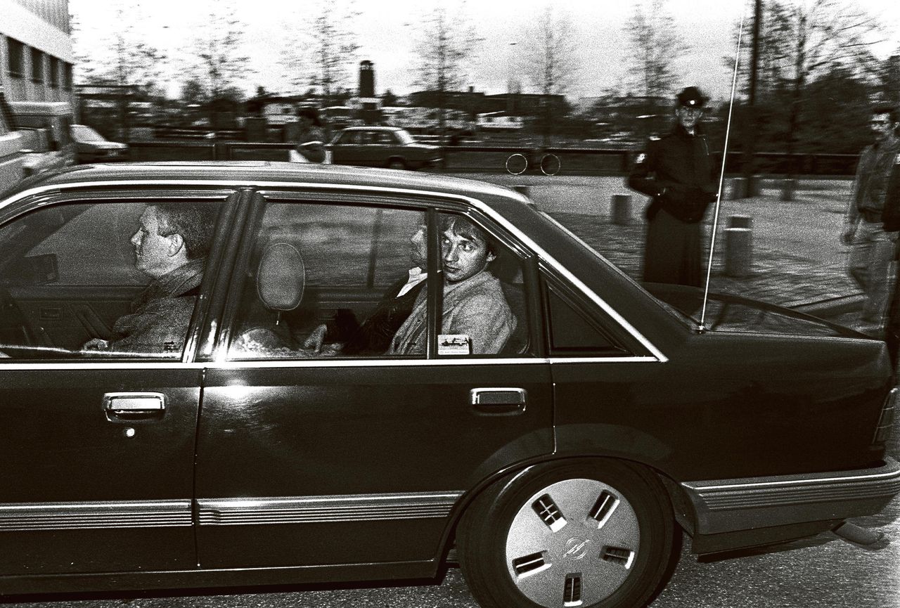 1986: Willem Holleeder wordt in een auto naar de Bijlmerbajes gebracht. Foto Bert Verhoeff