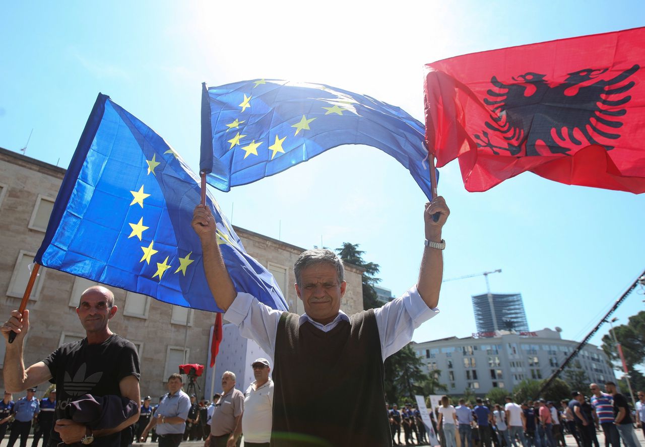 Demonstratie in mei in Tirana door de Albanese conservatieve oppositie, die vindt dat de socialistische regering toetreding tot de EU bemoeilijkt.