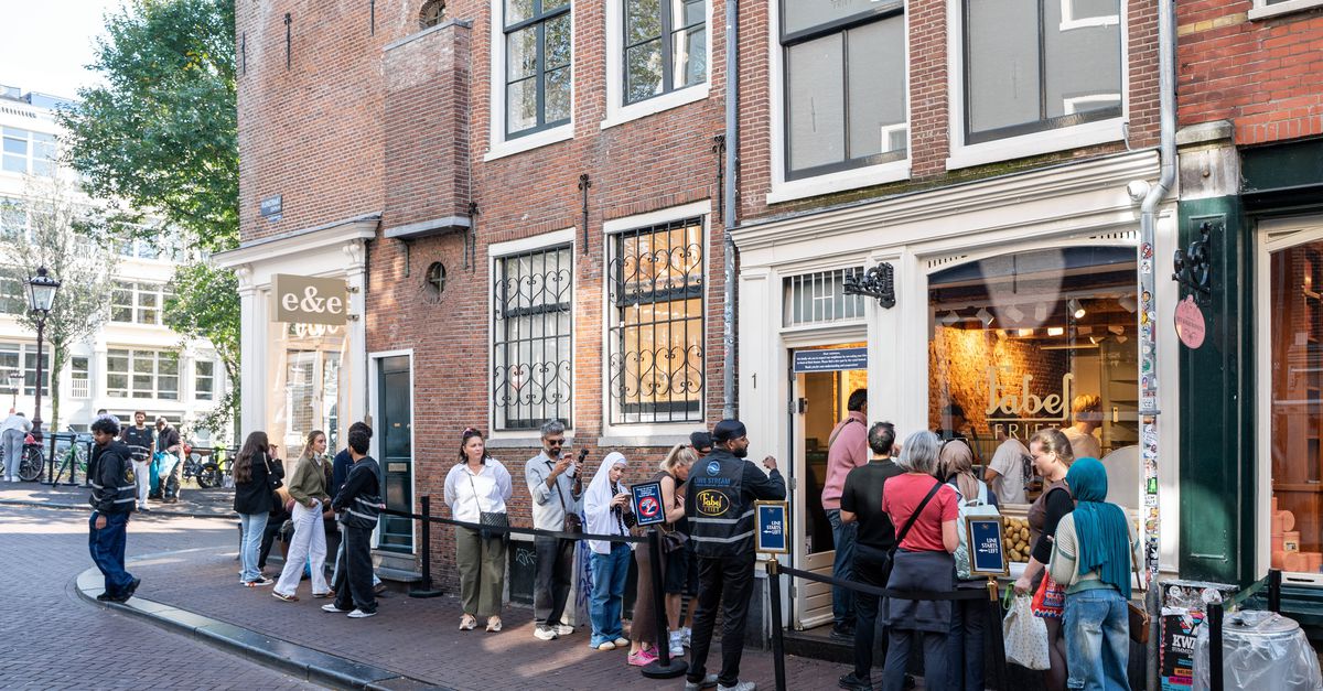 Photograph accompanying Fabel Friet's TikTok queue puts a compliant chip shop's licence before an Amsterdam court
