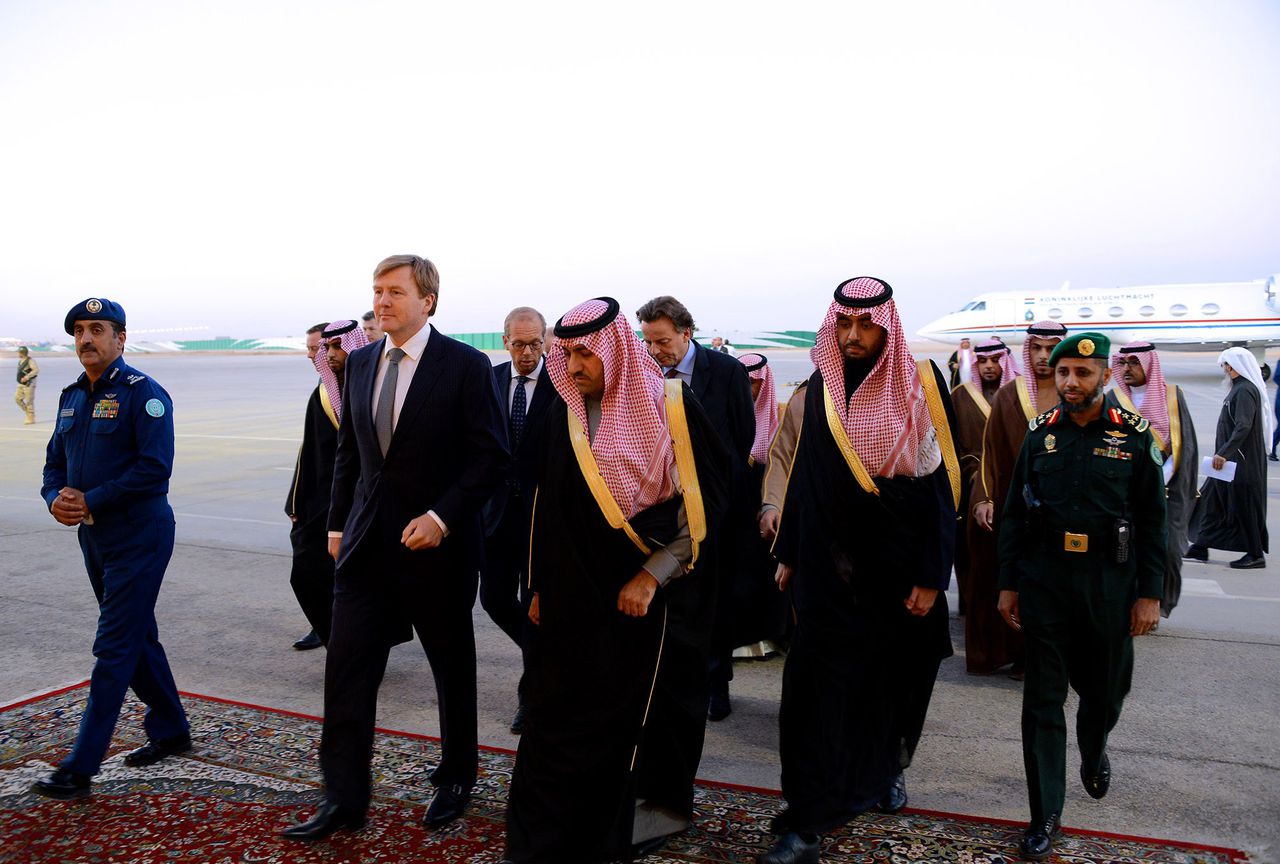 Koning Willem-Alexander werd afgelopen zaterdag door een officiële delegatie welkom geheten op het vliegveld van Riad.