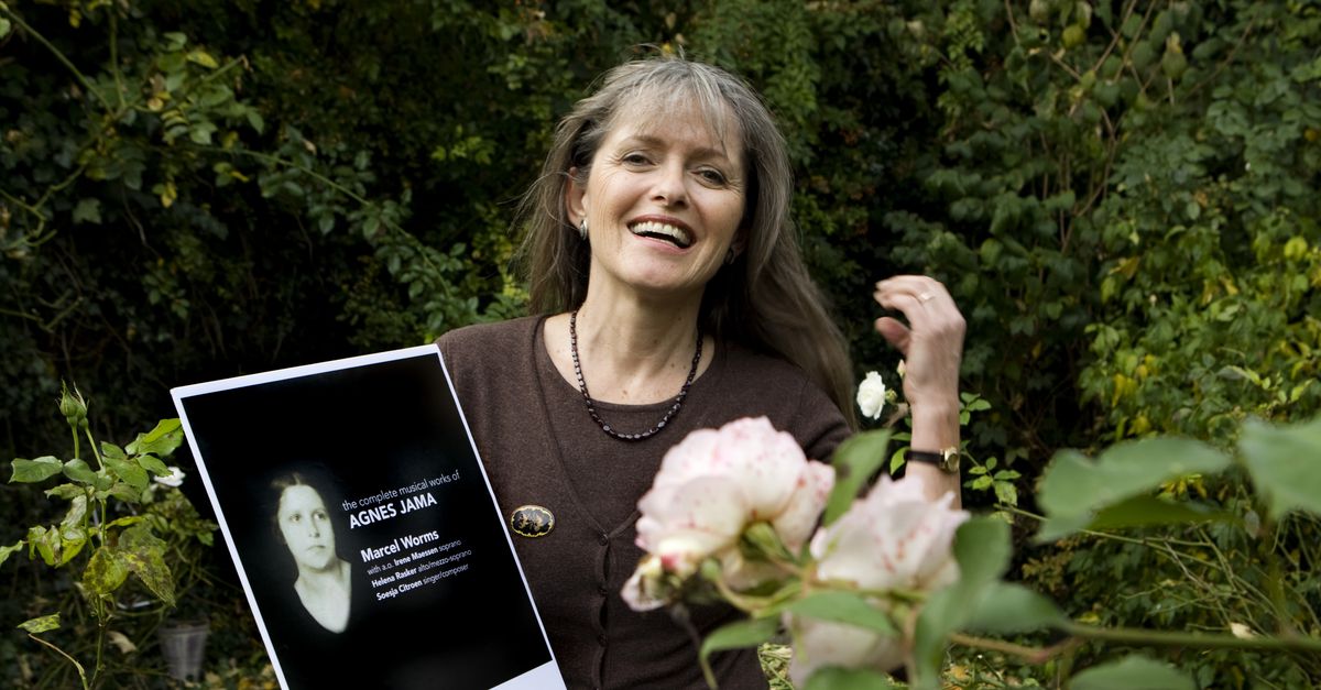 Agnes Jama, haar moeder NRC