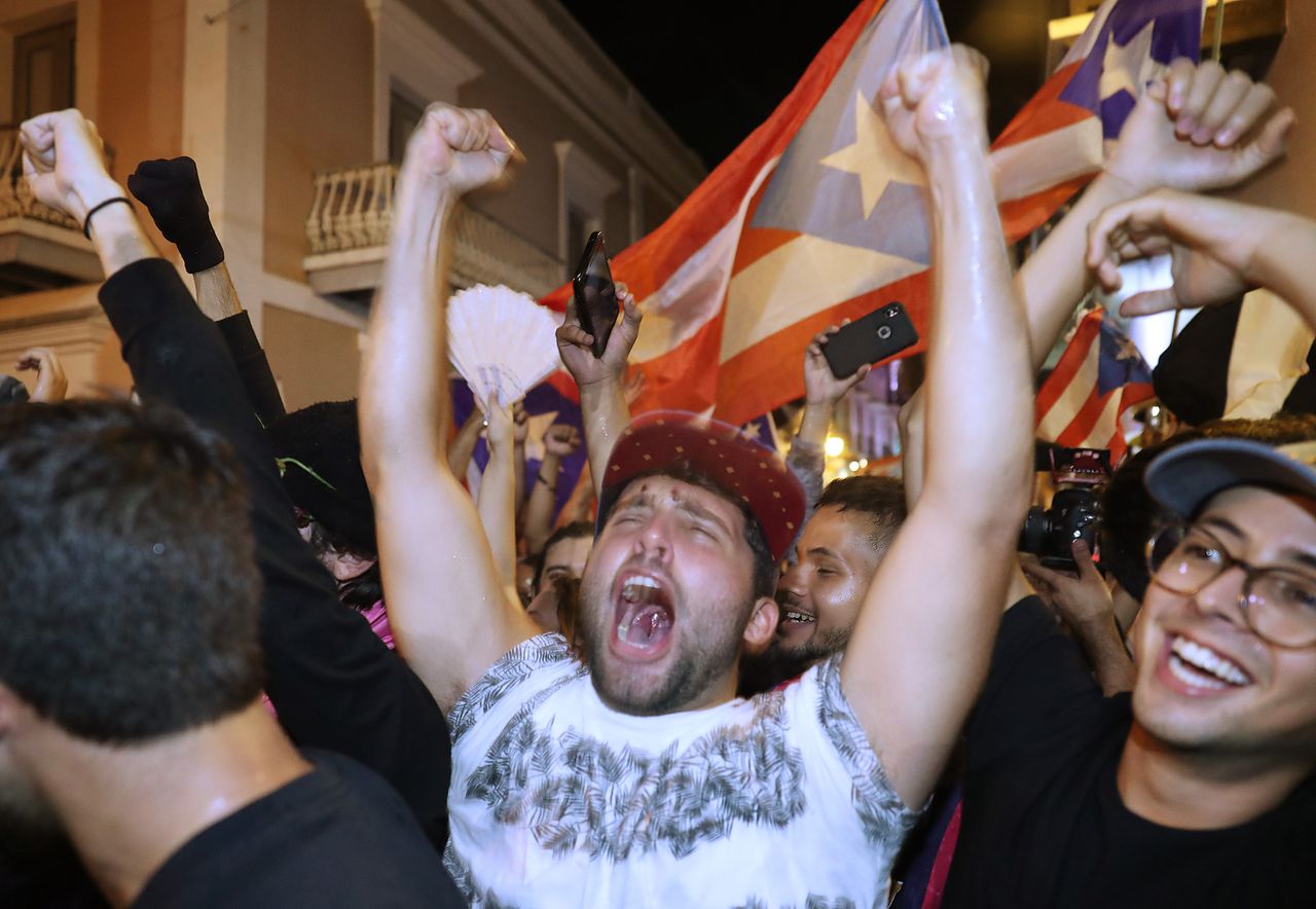 Een demonstrant in San Juan, Puerto Rico, reageert op het nieuws dat gouverneur Rosselló opstapt.