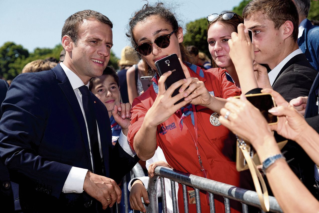 De Franse president Emmanuel Macron begroet fans bij een ceremonie voor generaal Charles de Gaulle, zondag.