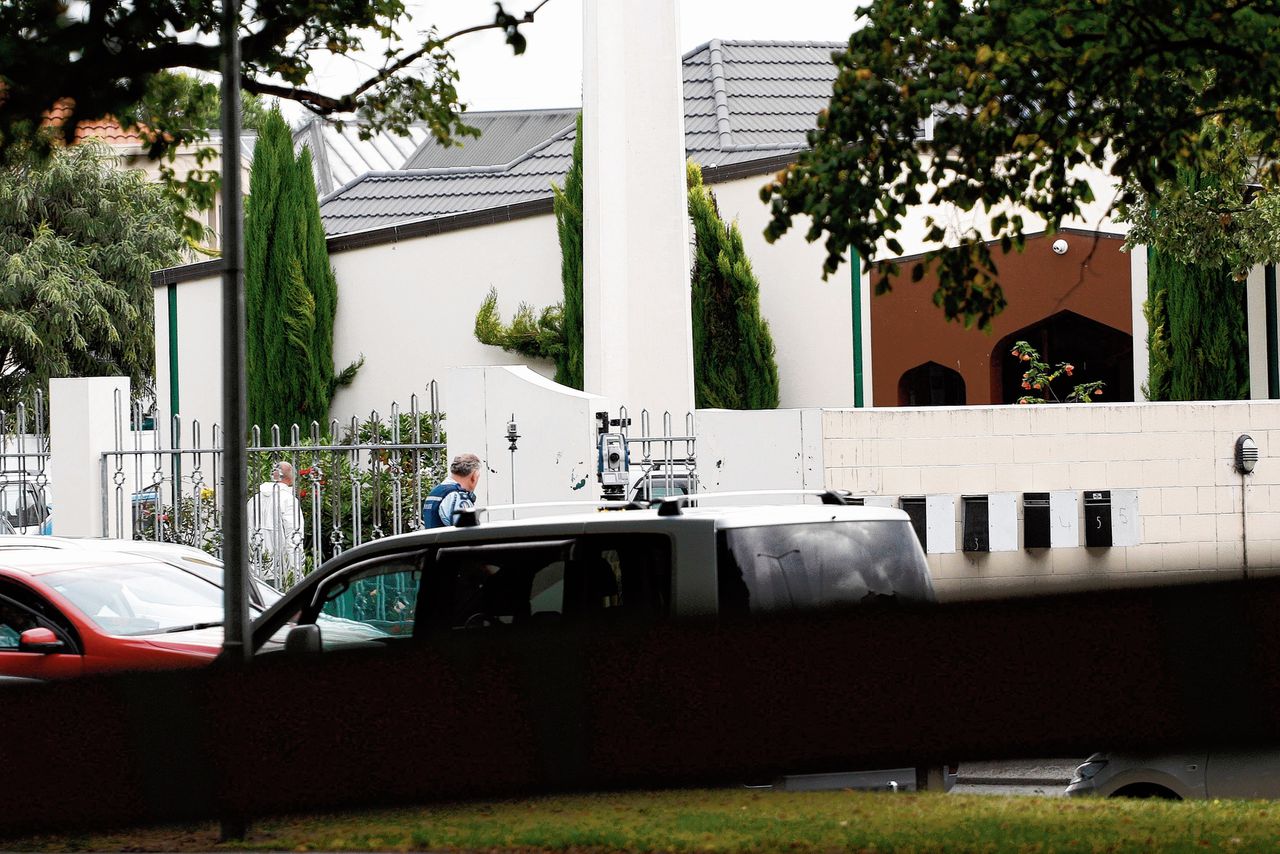 Nieuw-Zeelandse politieagenten bij de Al-Noor-moskee in Christchurch waar eerder deze vrijdag een van de twee aanslagen werd gepleegd.